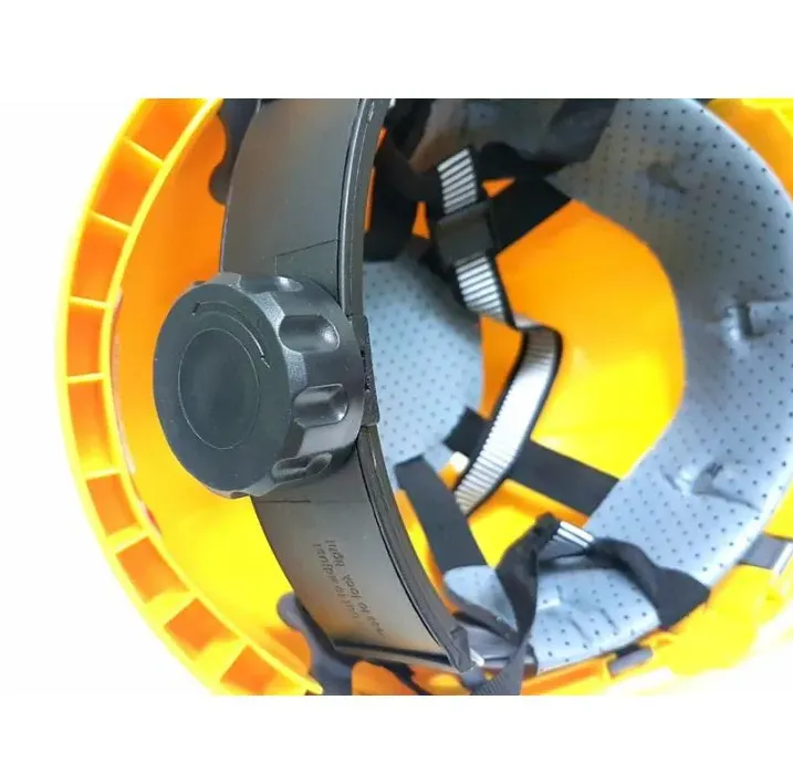 Cận cảnh quai cằm và rãnh dẫn nước mưa bảo vệ đầu an toàn nón Safetyman GM3