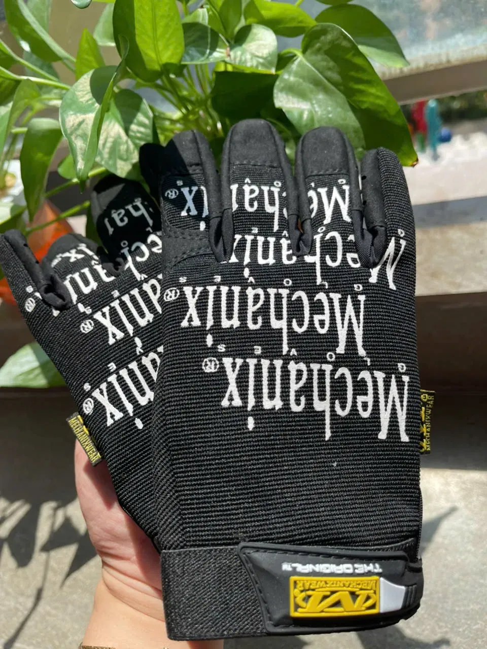 Găng tay Mechanix Wear: Thiết kế công thái học từ Mỹ, bảo vệ mu bàn tay, chống trầy xước và êm ái khi thao tác cờ lê lực, máy siết bu lông.