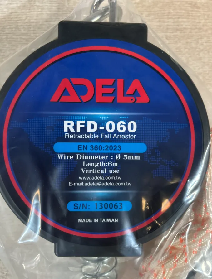 Cận cảnh cấu tạo cuộn dây hãm tự động Adela RFD-060 với cáp thép 5mm và móc xoay 360 độ